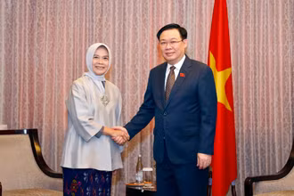 Chủ tịch Quốc hội Vương Đình Huệ và Chủ tịch Ủy ban Kiểm toán Indonesia (BPK) Isma Yantun tại buổi tiếp. (Ảnh: Doãn Tấn)