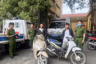 Hai đối tượng gây án Mạc Văn Trình và Cao Văn Tư tại Cơ quan công an.