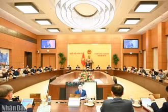 Tại phiên họp này, Ủy ban Thường vụ Quốc hội xem xét, cho ý kiến về 11 nội dung, trong đó có xem xét báo cáo kết quả giám sát chuyên đề của Đoàn giám sát của Quốc hội về "Việc huy động, quản lý và sử dụng các nguồn lực phục vụ công tác phòng, chống dịch Covid-19.