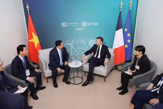 Thủ tướng Phạm Minh Chính gặp Tổng thống Pháp Emmanuel Macron. (Ảnh: TTXVN)