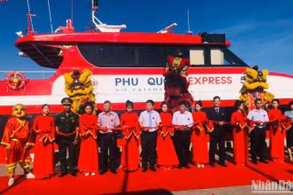 Các đại biểu thực hiện nghi thức cắt băng khai trương tuyến tàu cao tốc Phú Quốc Express khởi hành từ Sa Kỳ đi Lý Sơn và ngược lại. 