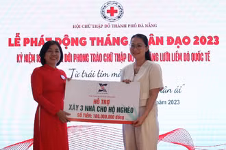 Các đơn vị trao hỗ trợ hoạt động nhân đạo.