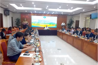 Các đại biểu tại buổi họp báo.