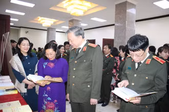Các đại biểu dự tọa đàm tham quan gian trưng bày sách tại Bộ Công an.