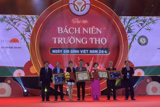 Trao các kỷ lục Việt Nam tại chương trình “Đại tiệc Bách niên trường thọ”.