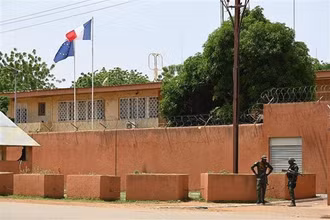 Cảnh sát quốc gia Niger gác bên ngoài Đại sứ quán Pháp ở Niamey, ngày 27/8/2023. (Ảnh: AFP/TTXVN)