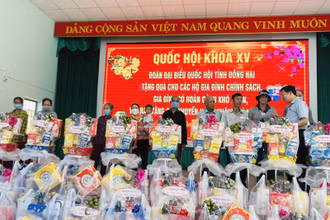 Đồng chí Vũ Hải Hà trao quà Tết cho người dân huyện Tân Phú.