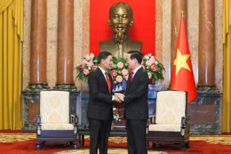Chủ tịch nước Võ Văn Thưởng và Chủ tịch Ủy ban Trung ương Mặt trận Lào xây dựng đất nước Sinlavong Khoutphaythoune tại buổi tiếp.