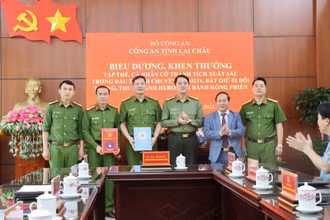Đại diện lãnh đạo tỉnh Lai Châu biểu dương, khen thưởng lực lượng phá chuyên án.