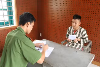 Công an lấy lời khai của đối tượng.