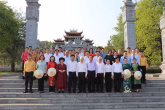Nguyên Chủ tịch nước Nguyễn Minh Triết và đồng chí Phan Đình Trạc, Ủy viên Bộ Chính trị, Bí thư Trung ương Đảng, Trưởng Ban Nội chính Trung ương cùng đoàn công tác đến thăm đền Chung Sơn.