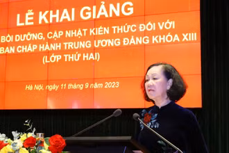 Thường trực Ban Bí thư Trương Thị Mai phát biểu chỉ đạo và khai giảng lớp học. (Ảnh: Văn Điệp/TTXVN)