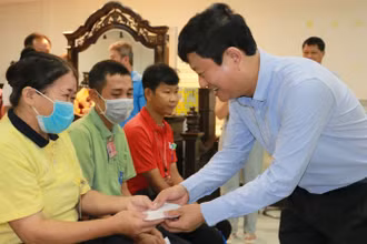 Chủ tịch Ủy ban nhân dân tỉnh Bình Dương Võ Văn Minh trao tặng quà cho công nhân lao động Công ty TNHH Công nghiệp KingJade Việt Nam.