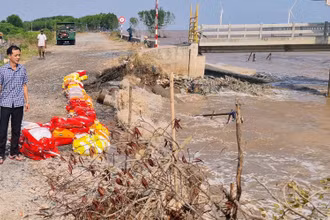 Sạt lở đê biển đe dọa cuộc sống của nhân dân địa phương.