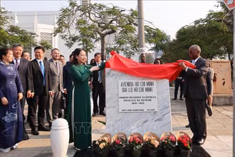 Phó Chủ tịch nước Võ Thị Ánh Xuân và Chủ tịch Hội đồng thành phố Maputo Eneas Comiche khai trương biển tên Đại lộ Hồ Chí Minh. 