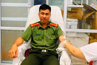 Thượng úy Phạm Việt Đức, Bí thư chi đoàn Công an huyện Mường Khương hiến máu cứu sản phụ qua cơn nguy kịch. (Ảnh: QUỲNH TRANG)