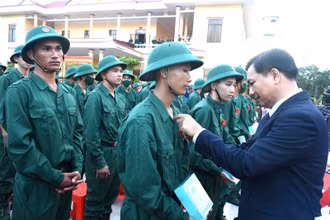 Lãnh đạo tỉnh Sóc Trăng cài hoa danh dự cho thanh niên nhập ngũ tại thị xã Vĩnh Châu.