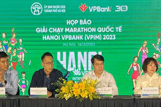 Ban tổ chức giải tại buổi họp báo.