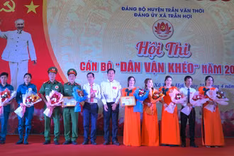 Ban tổ chức trao thưởng cho các thí sinh đoạt giải cao tại hội thi “Dân vận khéo” chiều 25/4.