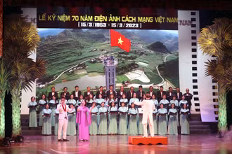 Biểu diễn văn nghệ chào mừng tại Lễ kỷ niệm.