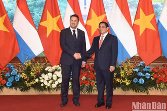 Thủ tướng Phạm Minh Chính và Thủ tướng Đại Công quốc Luxembourg Xavier Bettel. (Ảnh: TRẦN HẢI)