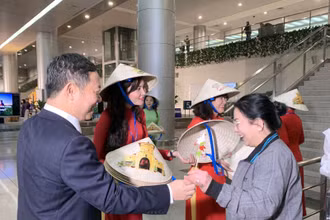 Lãnh đạo Thành phố Hồ Chí Minh tặng quà cho những vị khách quốc tế đầu tiên đến thành phố.