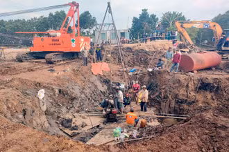 Đến 8 giờ 25 phút sáng 1/1, lực lượng chức năng dùng máy xúc, một xe cẩu tiếp tục nỗ lực giải cứu bé trai.