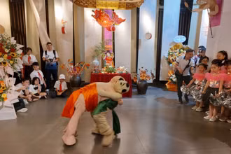 Màn biểu diễn đấu vật đem lại cho các em nụ cười vui vẻ, sảng khoái.