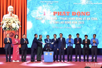 Thủ tướng Chính phủ cùng các đại biểu thực hiện nghi thức phát động Tháng Công nhân-Tháng hành động về an toàn vệ sinh lao động năm 2023.