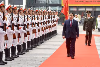 Thủ tướng Phạm Minh Chính duyệt đội danh dự. 