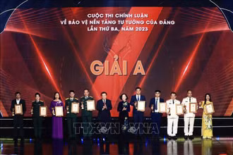 Ủy viên Bộ Chính trị, Thường trực Ban Bí thư, Trưởng Ban Tổ chức Trung ương Trương Thị Mai; Ủy viên Bộ Chính trị, Giám đốc Học viện Chính trị Quốc gia Hồ Chí Minh, Chủ tịch Hội đồng Lý luận Trung ương Nguyễn Xuân Thắng - Phó Trưởng Ban Chỉ đạo 35 Trung ương trao giải A cho các tác giả, nhóm tác giả. (Ảnh: TTXVN)