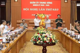 Tổng Bí thư Nguyễn Phú Trọng, Bí thư Quân ủy Trung ương chúc mừng Chủ tịch nước Võ Văn Thưởng được Bộ Chính trị chỉ định tham gia Ban Thường vụ Quân ủy Trung ương. (Ảnh: TTXVN)
