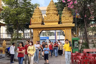 Du khách trải nghiệm chương trình.