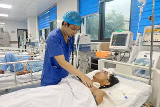 Bác sĩ theo dõi sức khỏe, chăm sóc tích cực bệnh nhân.