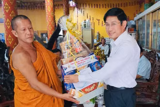 Trưởng Ban Tuyên giáo Tỉnh ủy Bạc Liêu Tạ Trung Dũng thăm, tặng quà một số chùa của đồng bào Khmer tại huyện vùng sâu Hồng Dân (Bạc Liêu).