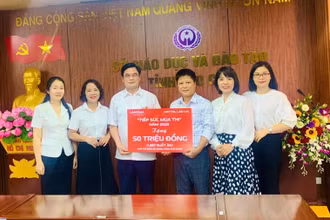 Đại diện Viettel Lào Cai trao tặng 50 triệu đồng hỗ trợ hơn 1.600 suất ăn trưa cho các thí sinh có hoàn cảnh khó khăn tại 15 điểm thi tốt nghiệp Trung học phổ thông 2023. (Ảnh: Viettel Lào Cai)
