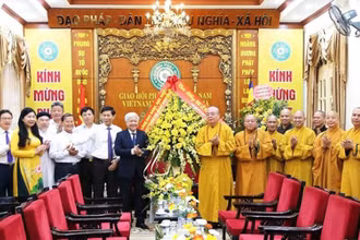 Đồng chí Đỗ Văn Chiến cùng đoàn công tác chúc mừng Văn phòng I, Trung ương Giáo hội Phật giáo Việt Nam và Hòa thượng Thích Thanh Nhiễu.