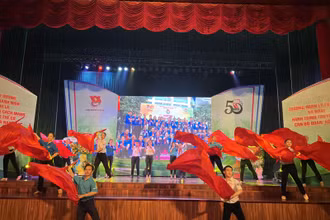 Tiết mục văn nghệ chào mừng sự kiện Kỷ niệm 50 năm thành lập Trường Đoàn Lý Tự Trọng.