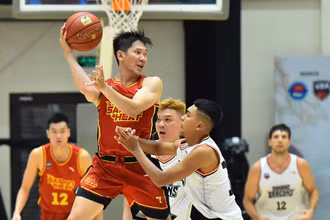 Các cầu thủ Saigon Heat (áo đỏ) có một trận thi đấu khó khăn trước đối thủ Danang Dragons.