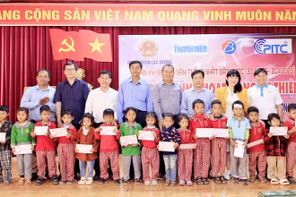 Trao học bổng tặng các học sinh tại xã Đạ Sar, huyện Lạc Dương.