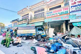 Ô-tô tải băng qua đường tông thẳng vào hiệu buôn.