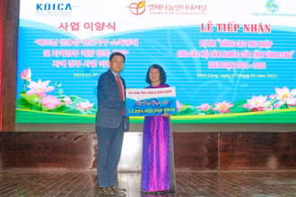Đại diện Tổ chức Merry Year International (Hàn Quốc) trao bảng tượng trưng hỗ trợ dự án. 