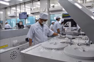 Nhân viên y tế Bệnh viện Chợ Rẫy vận hành hệ thống máy xét nghiệm.