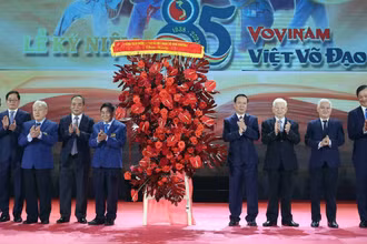 Chủ tịch nước Võ Văn Thưởng tặng hoa cho các lãnh đạo môn phái Vovinam. (Ảnh: Thống Nhất/TTXVN)
