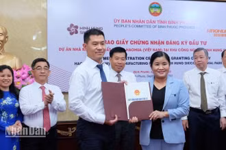Chủ tịch Ủy ban nhân dân tỉnh Bình Phước Trần Tuệ Hiền trao giấy chứng nhận cho nhà đầu tư dự án vốn FDI 500 triệu USD.