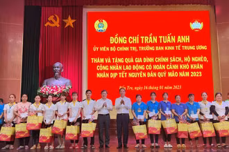 Đồng chí Trần Tuấn Anh tặng quà cho gia đình chính sách, hộ nghèo tại tỉnh Bến Tre.