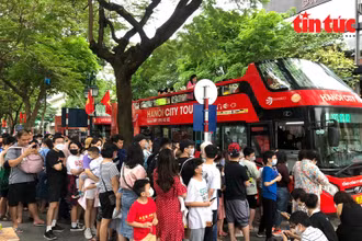 Rất đông người dân xếp hàng đi xe buýt 2 tầng miễn phí tham quan nội thành Hà Nội dịp 30/4 - 1/5/2023. (Ảnh: VT)