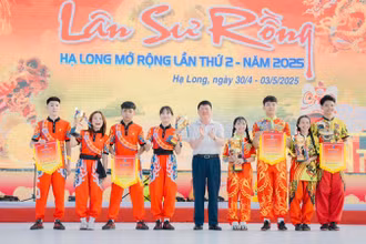 Phó Chủ tịch UBND thành phố Hạ Long Nguyễn Ngọc Sơn trao giải Nhất nội dung Lân lên mai hoa thung nam-nữ cho đội Thành Linh Đường.