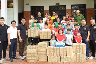 Đoàn Học viện Quốc tế Võ thuật Tài năng trẻ Việt Nam thăm và tặng quà Làng trẻ em SOS Việt Trì, Phú Thọ.