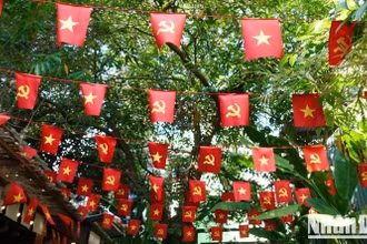 Đà Nẵng trang trí rực rỡ chào mừng ngày Thống nhất đất nước. (Ảnh: THANH TÂM)